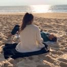 Frau meditiert am Meer bei Sonnenuntergang – Entspannung und Loslassen beim Resurface Retreat</p>
<p>